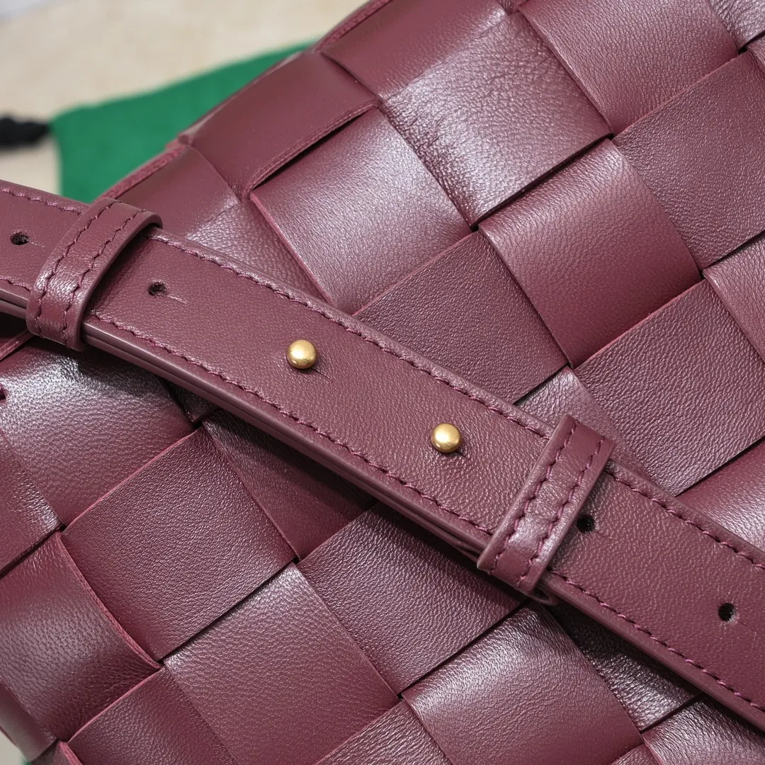 What can you put in Bottega Veneta’s new bowling bag? Have you got the new bowling bag? Super large capacity ~ The key is low-key, simple and casual style ~ the fashion sense is not reduced at all. It combines BV's classic woven elements and can also be used for computers. The length of the shoulder straps can be adjusted. It is suitable for tall girls to carry. Boys also have a sunny back☀️ Style number: 7466# Size: 28*21*16